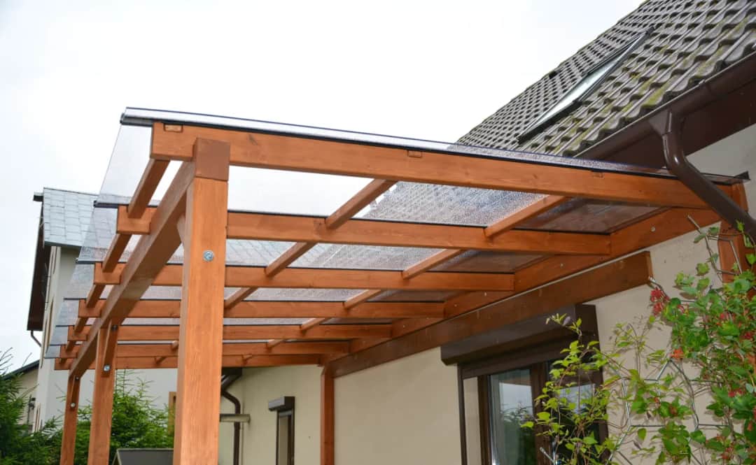 Czym pokryć dach tarasu? Najlepsze materiały z zaletami i wadami