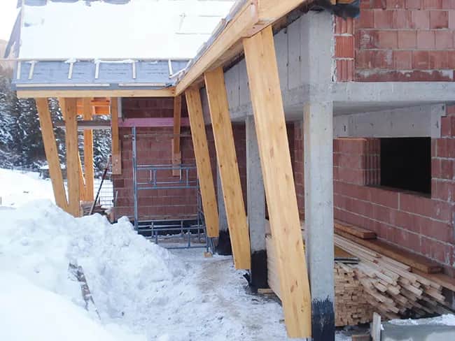 Montaż więźby dachowej zimą: bezpieczne techniki i wyzwania