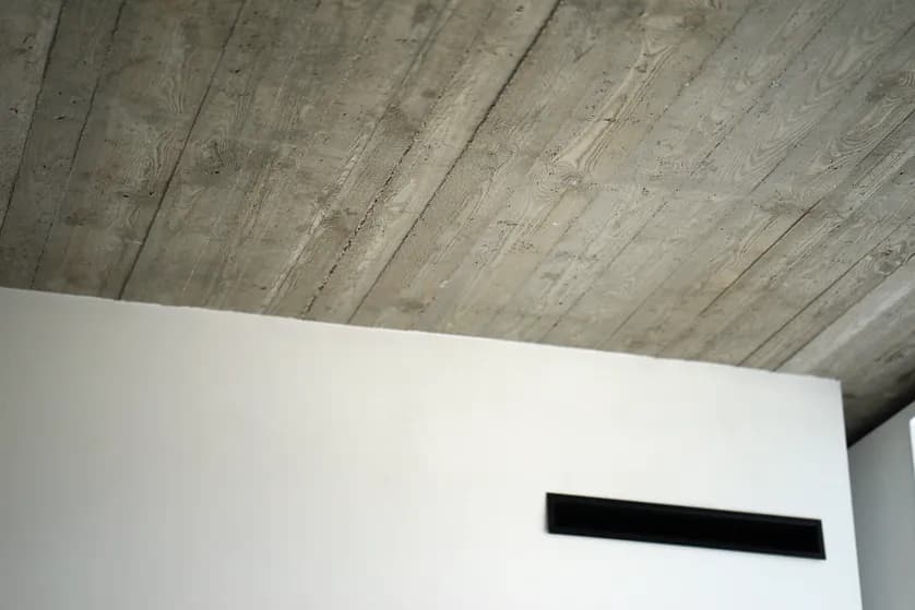 Jak wykończyć sufit betonowy: 5 skutecznych metod dekoracji