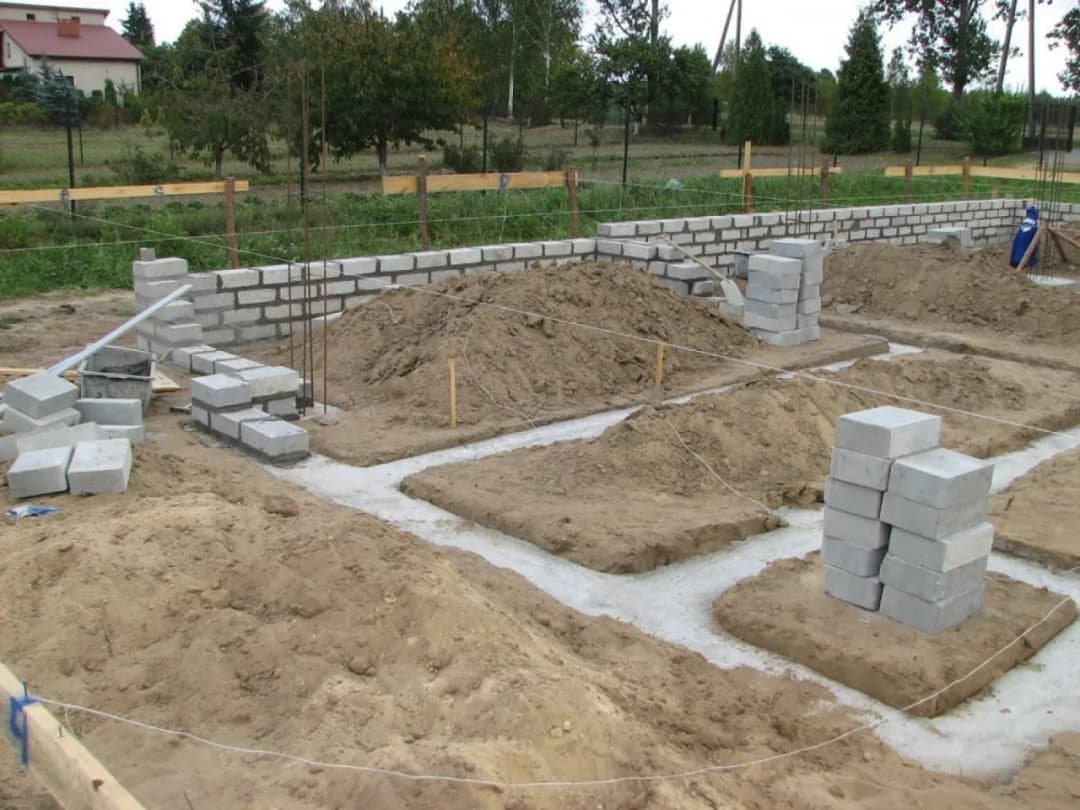 Czym zasypać fundamenty wewnątrz, aby uniknąć błędów i zapewnić stabilność