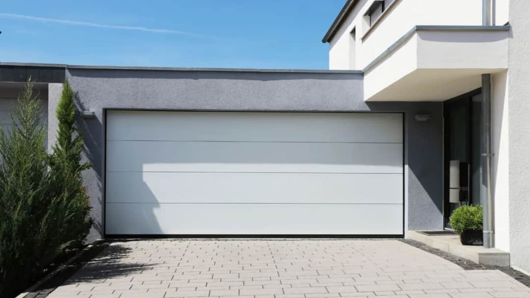 Brama garażowa segmentowa z drzwiami: Wygoda i funkcjonalność