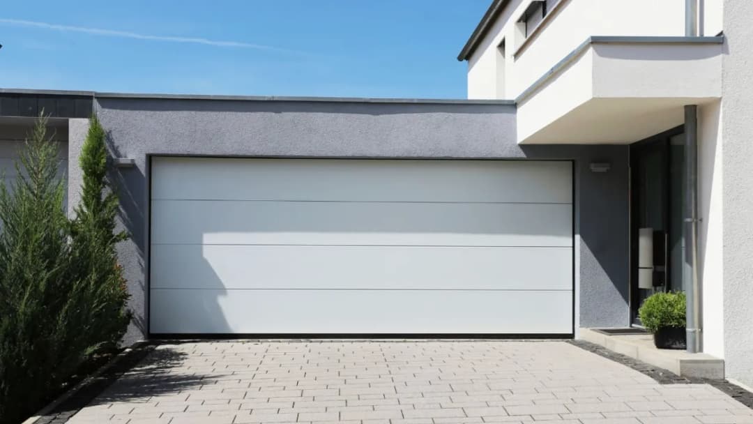 Brama garażowa segmentowa z drzwiami: Wygoda i funkcjonalność