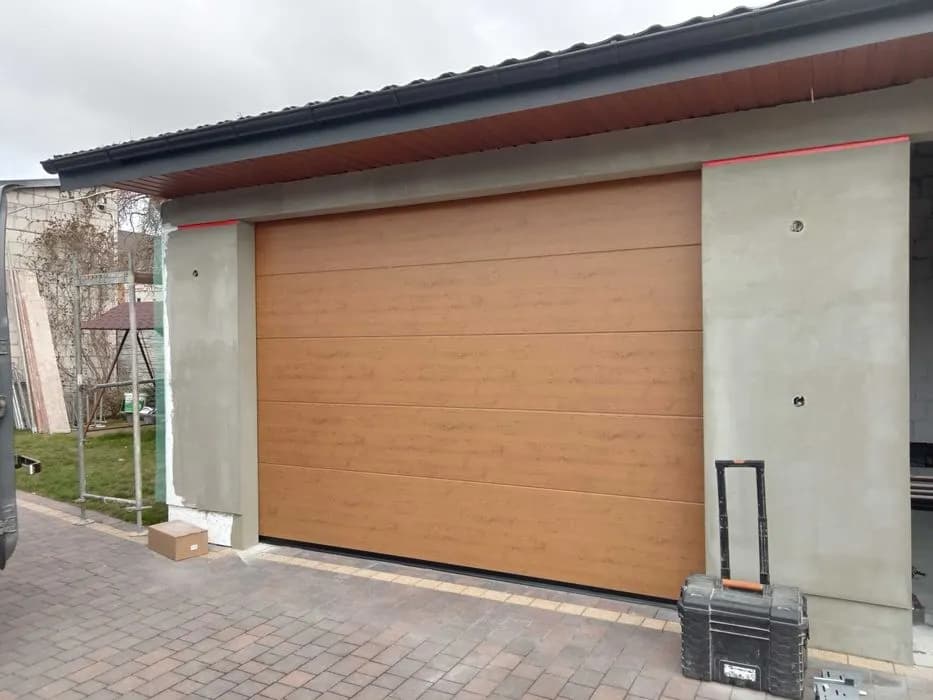 Okleina na bramę garażową: odnów i zabezpiecz bez wymiany