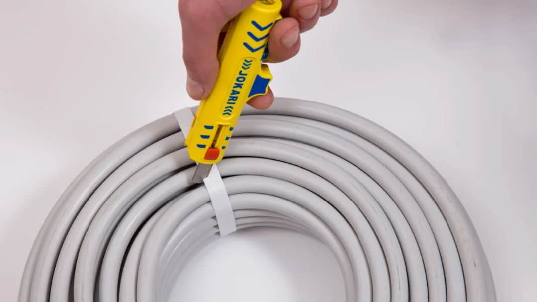 Jak zdjąć izolację z kabla bez uszkodzenia przewodów – proste metody