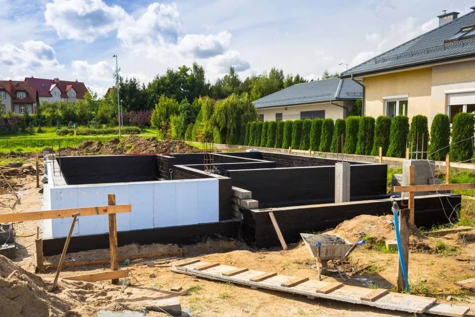 Czym izolować fundamenty, aby uniknąć wilgoci i strat ciepła?