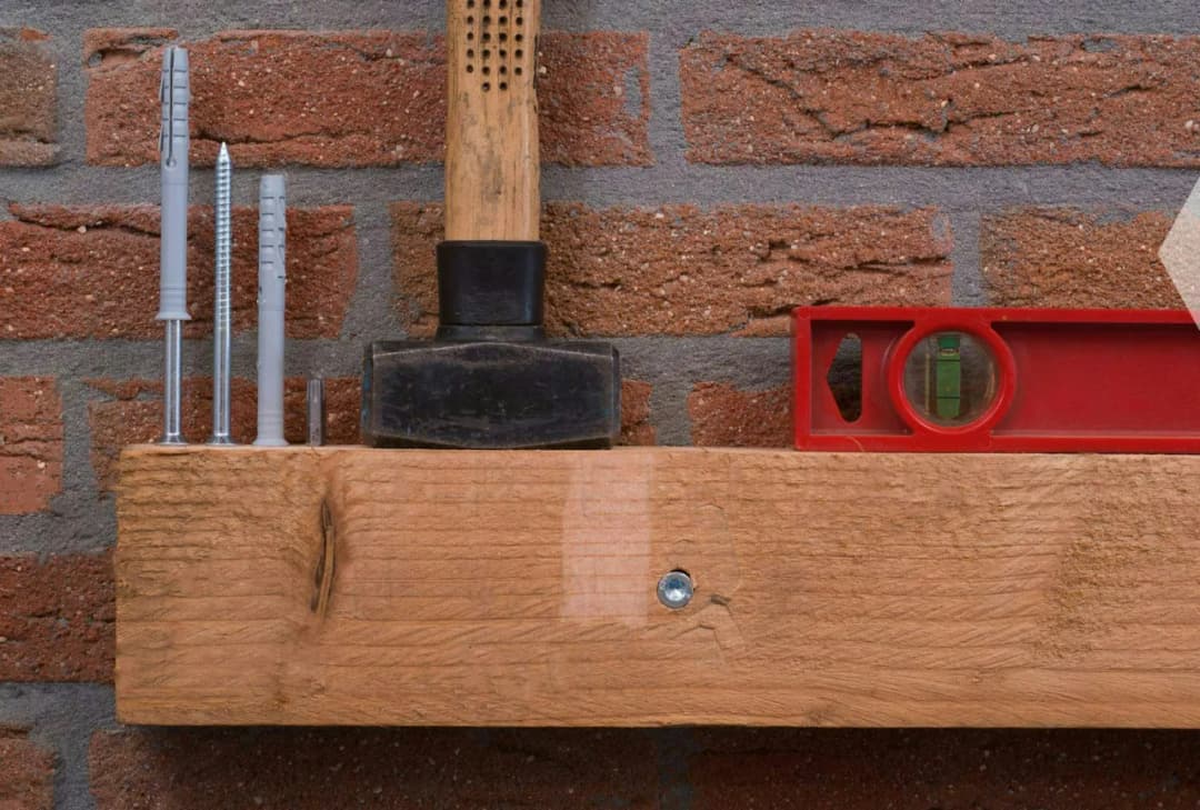 Mocowanie belki do ściany: 5 skutecznych technik krok po kroku