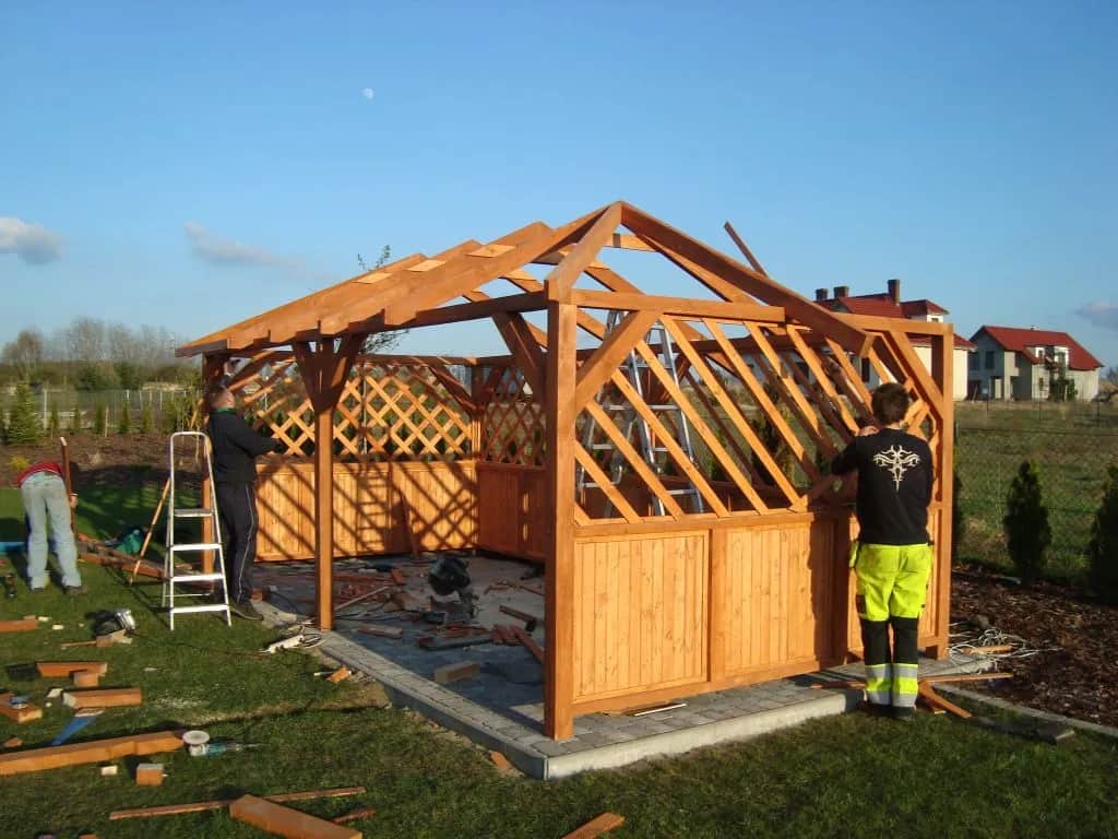 Jak zrobić dach kopertowy na altanie – krok po kroku do idealnej konstrukcji