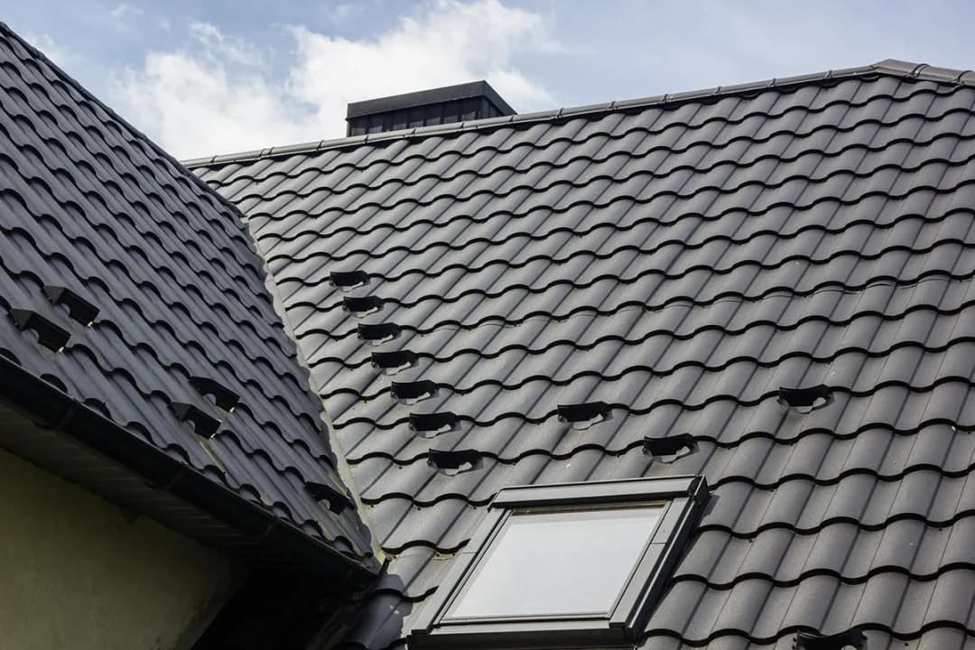 Ile śniegołapów na dach? Kluczowe informacje, które mogą zaskoczyć