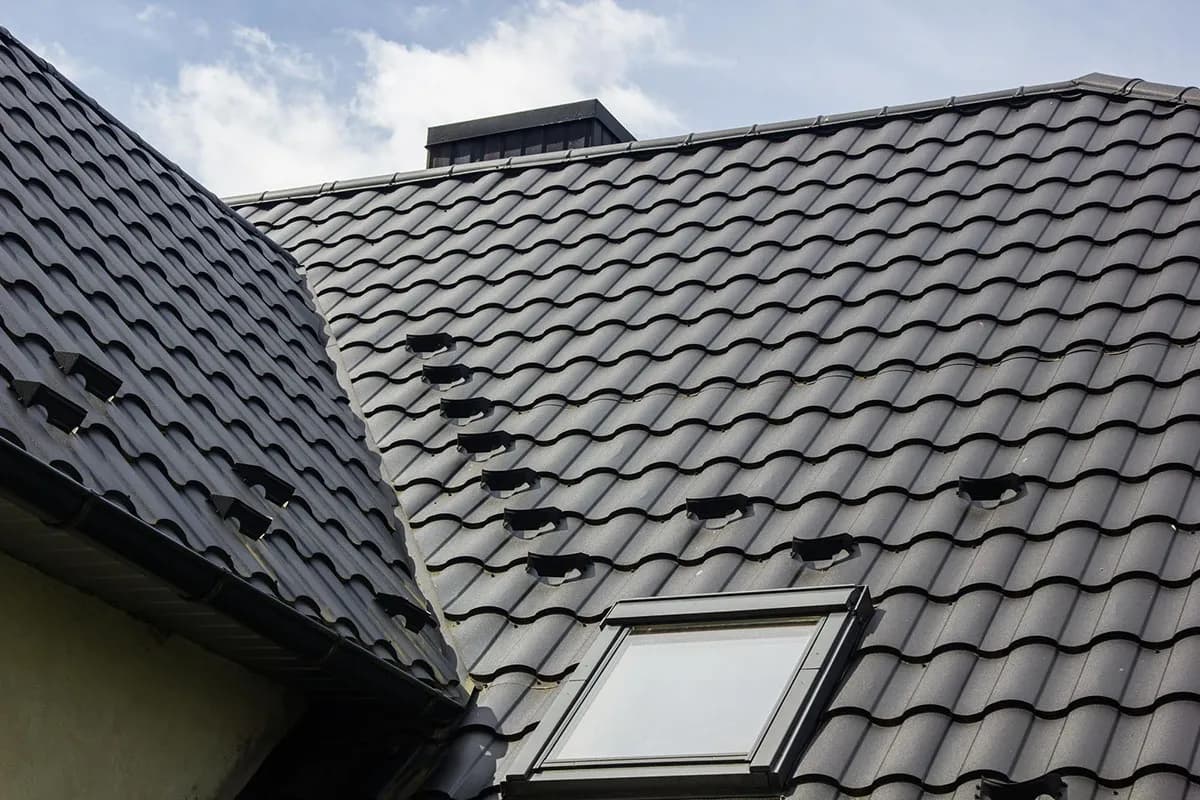 Ile śniegołapów na dach? Kluczowe informacje, które mogą zaskoczyć