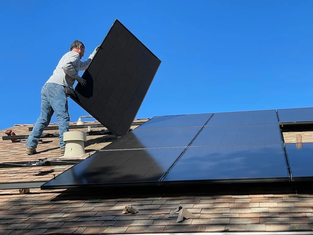 Ile kosztuje dach solarny? Poznaj ukryte koszty i oszczędności energii.