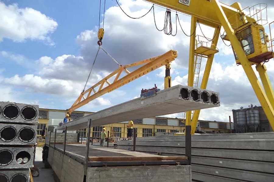 Montaż płyt stropowych sprężonych: 5 kluczowych etapów procesu