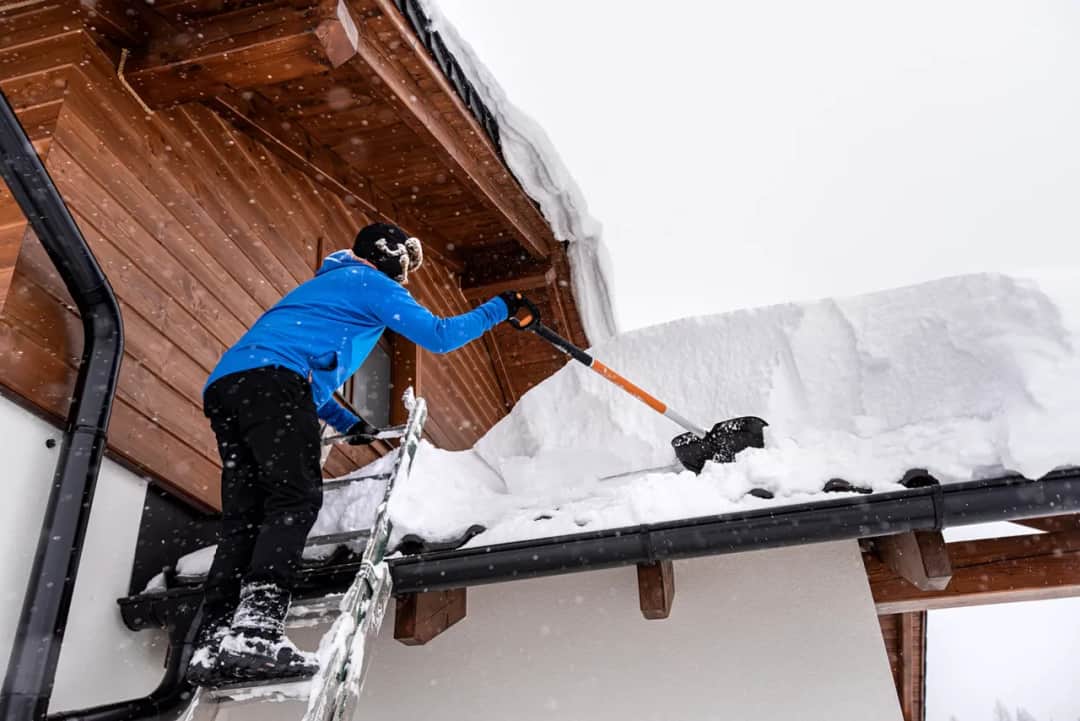 Jak odśnieżać dach skutecznie i bezpiecznie – nie popełnij tych błędów!
