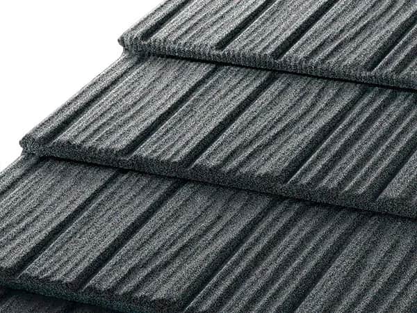 Blachodachówka płaska z posypką: trwałe i estetyczne pokrycie