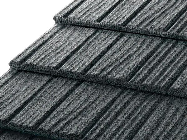 Blachodachówka płaska z posypką: trwałe i estetyczne pokrycie