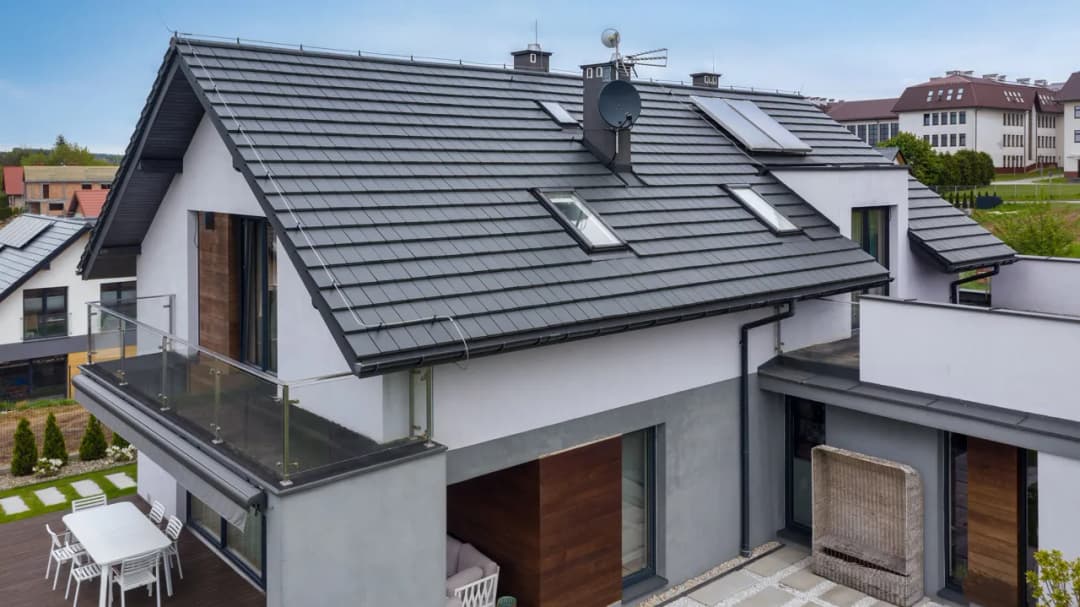 Dachówka Domino: Ceny i koszty pokrycia ceramicznego dachu