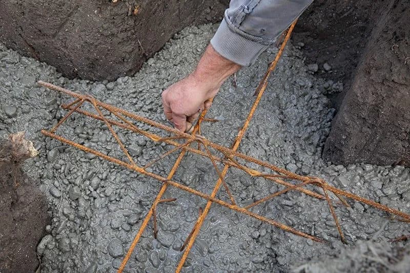 Jak łączyć zbrojenie w fundamentach, aby uniknąć błędów konstrukcyjnych