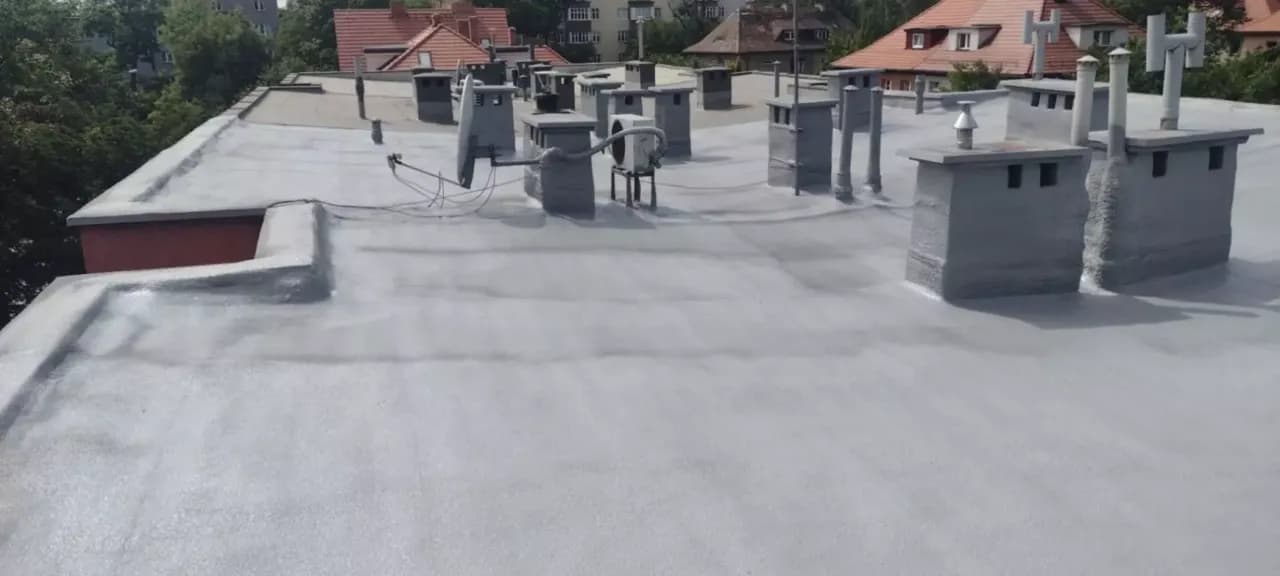 Czym pokryć płaski dach, aby uniknąć kosztownych napraw?