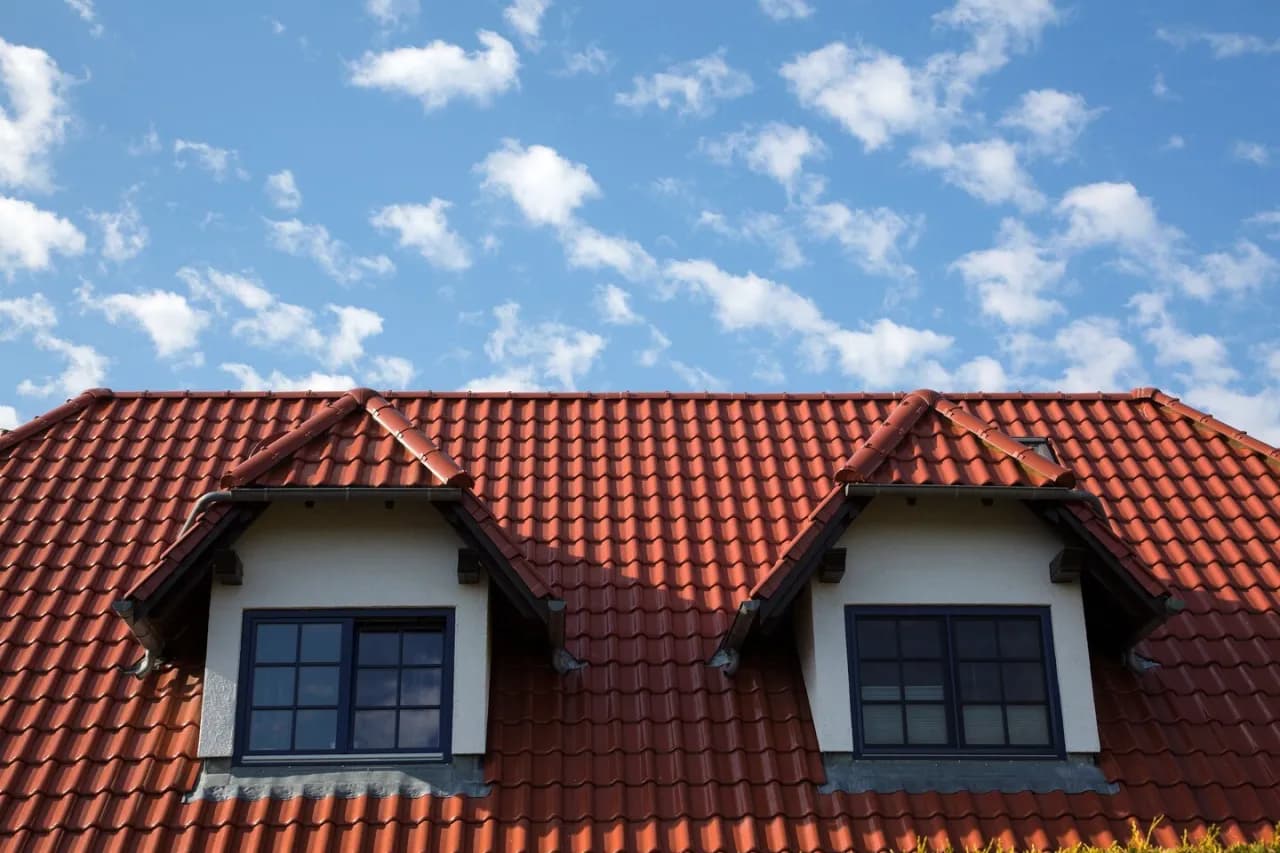 Dachówka ceramiczna czy betonowa - co wybrać, aby zaoszczędzić?