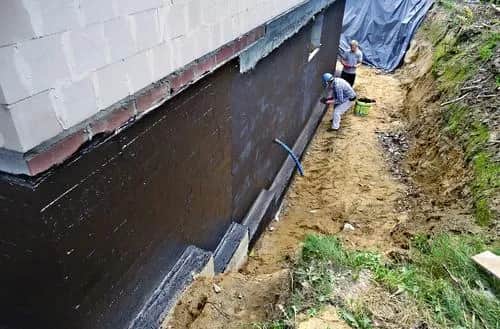 Jak zrobić izolację poziomą w starym budynku bez zbędnych kosztów