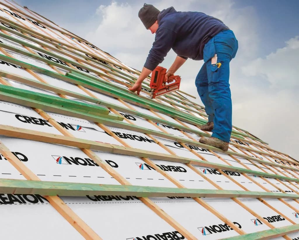 Jak wybrać odpowiednią membranę na dach bez deskowania dla trwałości dachu