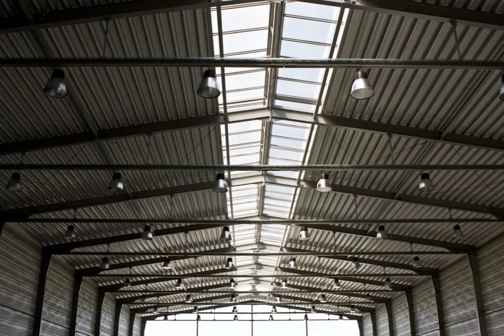 Jaka grubość blachy trapezowej na dach zapewni trwałość i bezpieczeństwo?