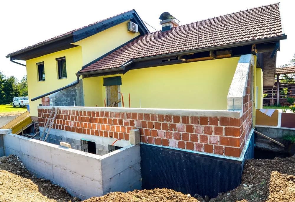 Czy ocieplać fundamenty w starym domu? Oto kluczowe korzyści i metody