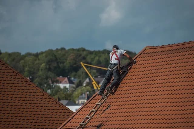 Jak chodzić po dachu z dachówki bezpiecznie i unikać wypadków