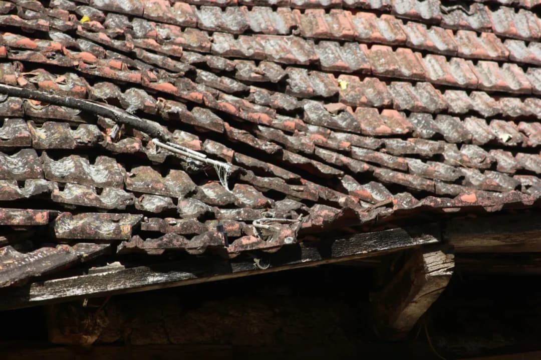 Jak wyprostować krzywy dach - skuteczne metody i porady dla każdego