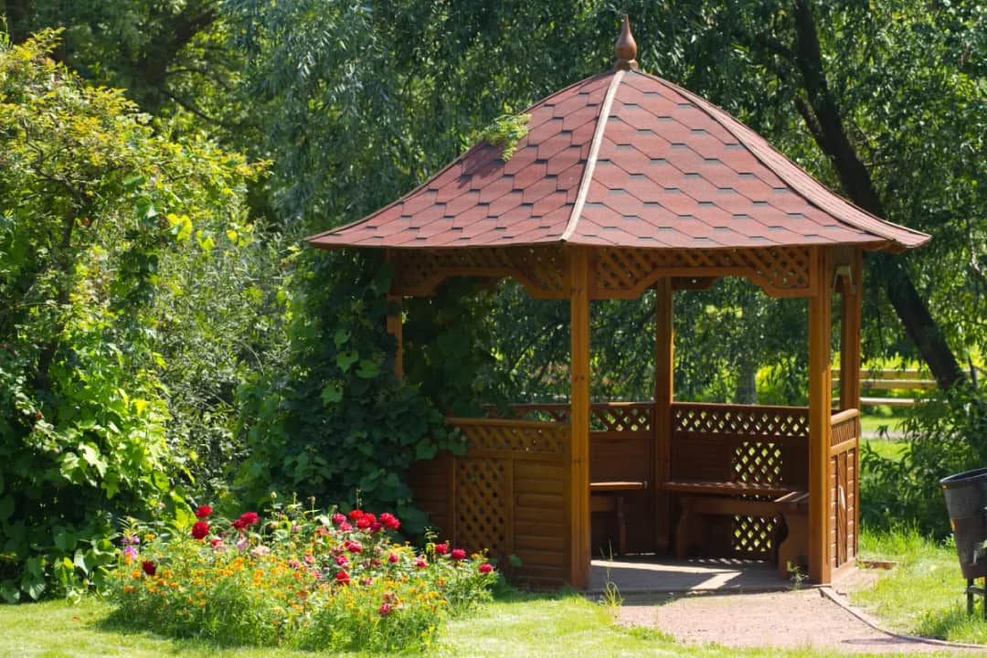 Jakie fundamenty pod altankę drewnianą wybrać, aby uniknąć problemów?