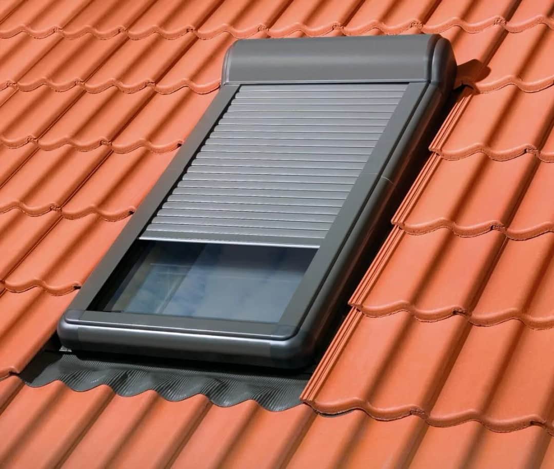 Okno dachowe z roletą zewnętrzną: Komfort i oszczędności na poddaszu