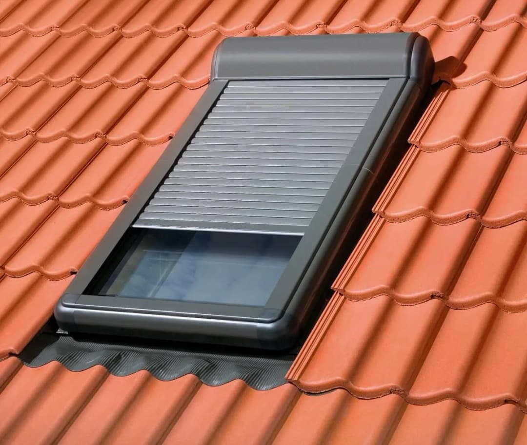 Okno dachowe z roletą zewnętrzną: Komfort i oszczędności na poddaszu