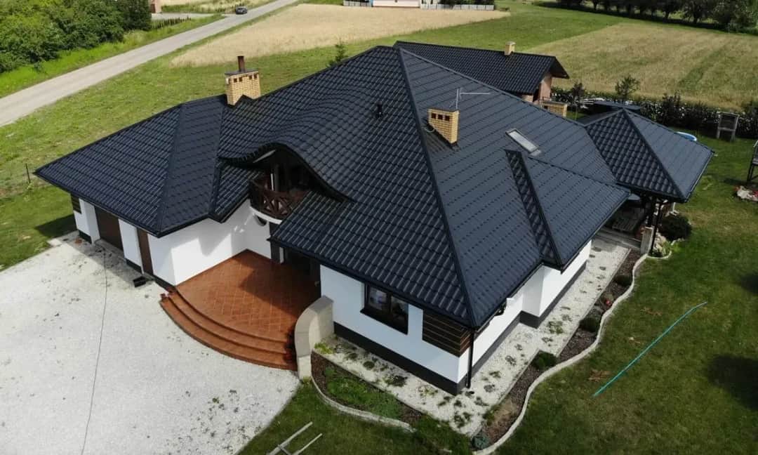 Ile kosztuje pokrycie dachu blachodachówką? Zaskakujące ceny i wydatki