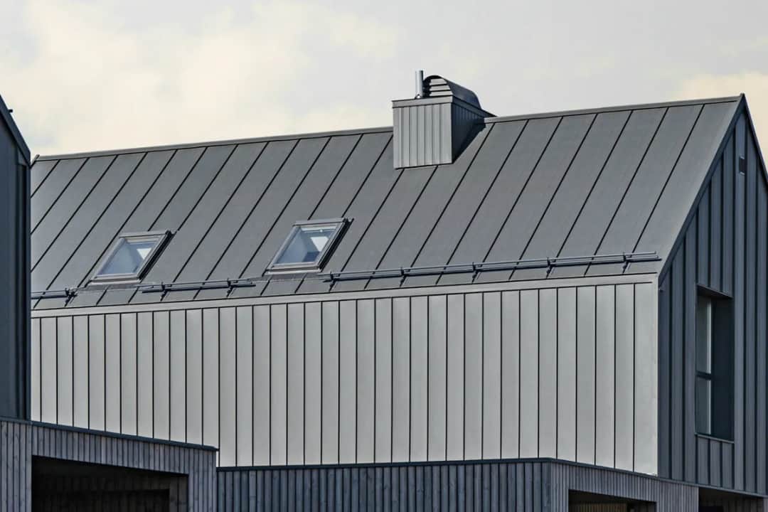 Ile kosztuje blacha na dach w 2025 roku? Ceny, rodzaje i montaż w Polsce