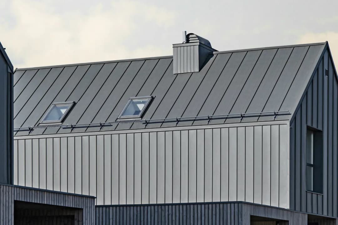 Ile kosztuje blacha na dach w 2025 roku? Ceny, rodzaje i montaż w Polsce
