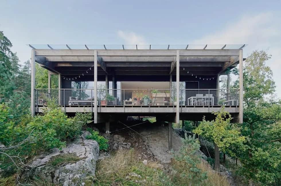 Dom na słupach betonowych: Zalety, wyzwania i proces budowy