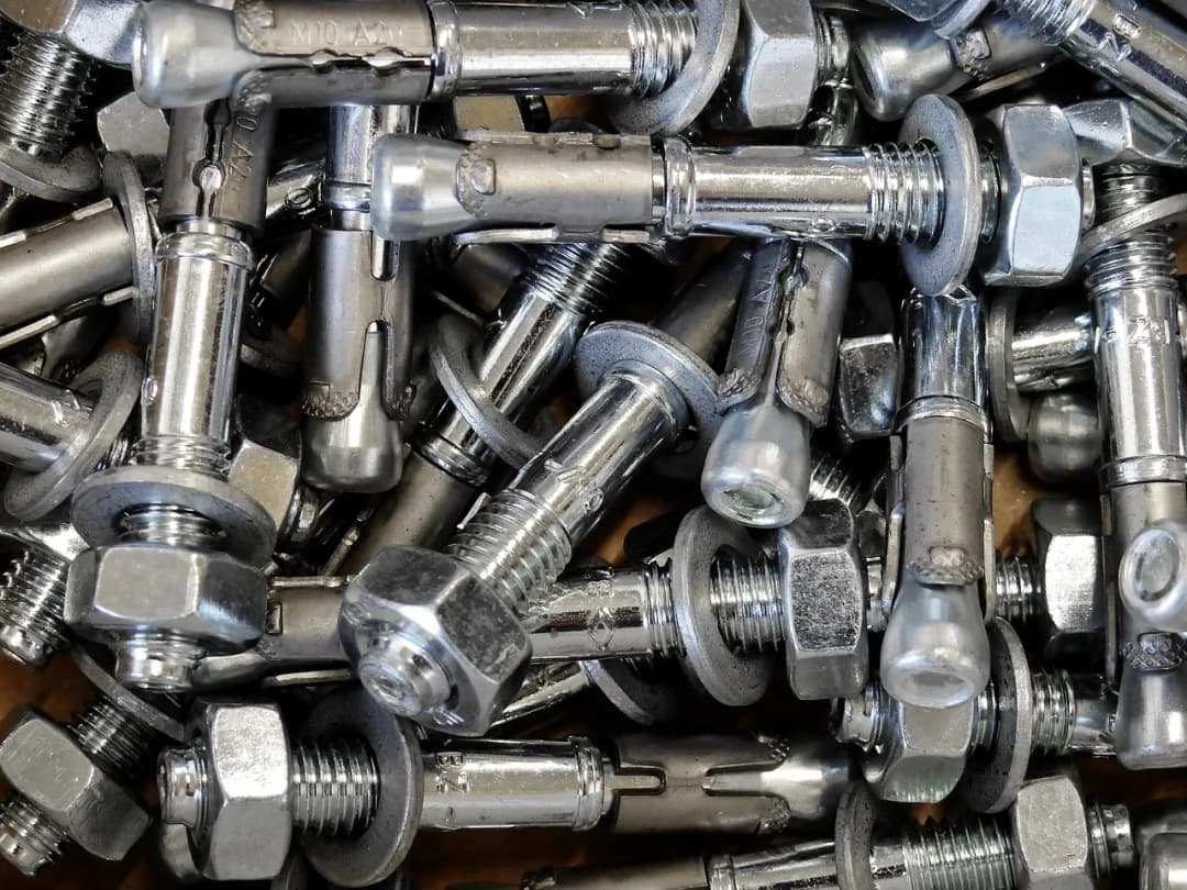 Kotwy do stropu: jak wybrać najlepsze rozwiązania do betonu i stali