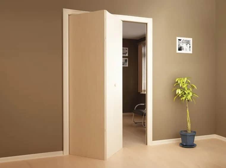 Drzwi łamane na szynie: funkcjonalne rozwiązanie do małych wnętrz