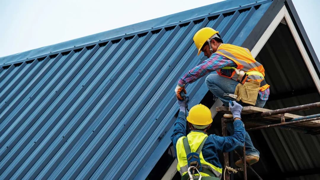 Jaka blacha trapezowa na dach najlepsza? Kluczowe kryteria wyboru i porady.