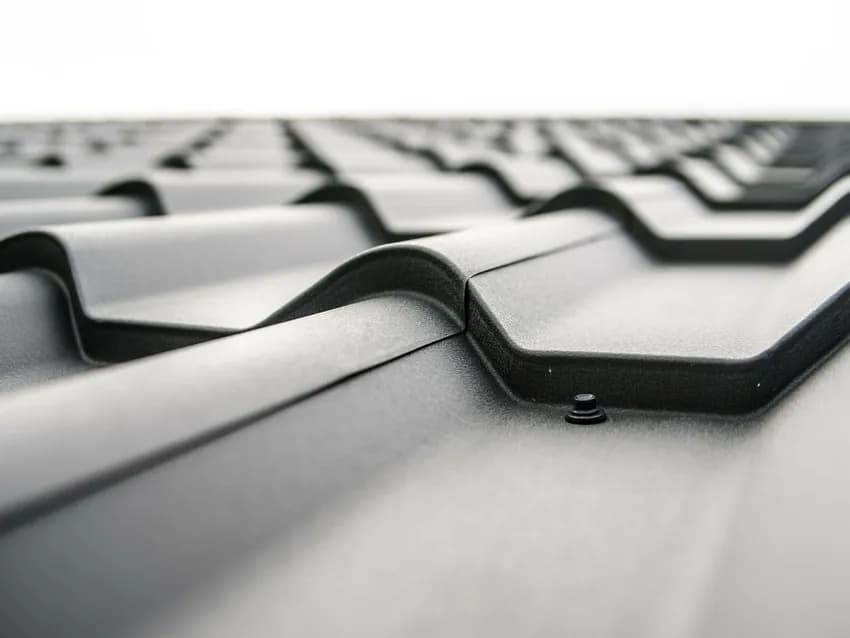 Blacha czy dachówka: Który materiał dachowy jest lepszy dla Ciebie?