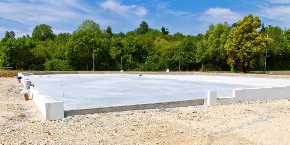 XPS pod płytę fundamentową: jak prawidłowo zaizolować fundament