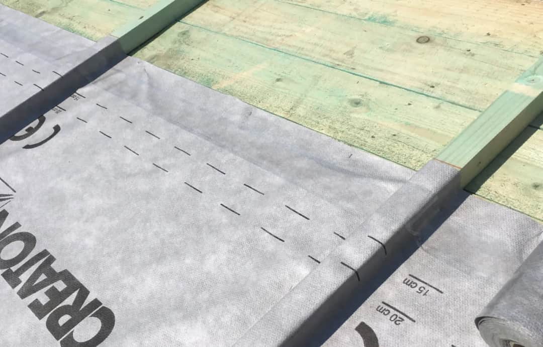 Deskowanie dachu: 5 powodów, dla których warto w nie zainwestować